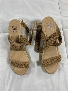 New in box JG wedge heels womens size 9